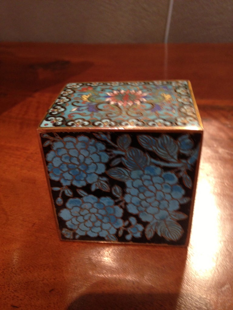 Small enamel cloisonné inkwell square. Very fine work with beautiful colors. Complete with lid and tank. Chinese work in France around 1880.