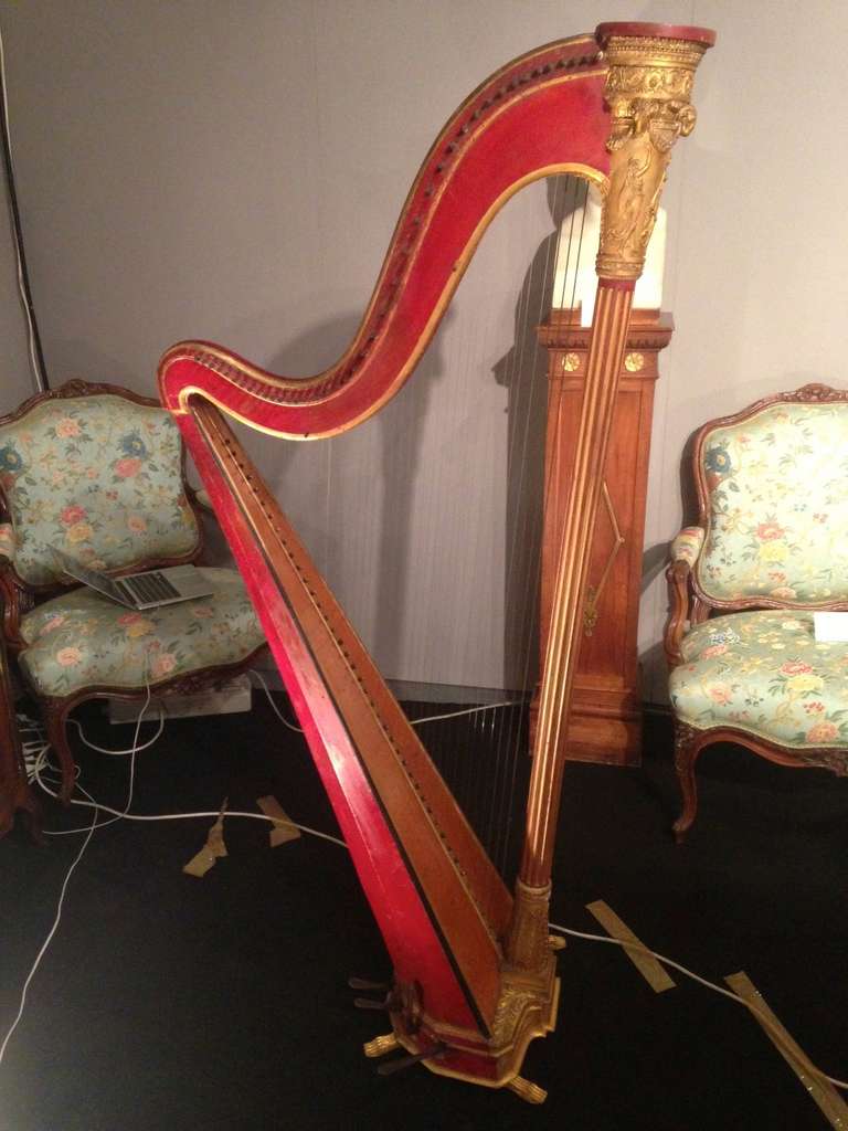 Harp red lacquer and gilded wood.
Bears the inscription: 
