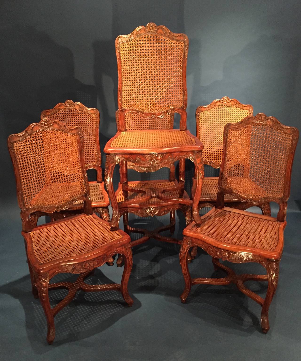 French fine suite of six chairs, Paris Régence period circa 1720
Rare suite of six cane chairs strut X .
Model carved acanthus leaves , flowers , roses , trellis ....

Perfect condition.

Paris Régence period circa 1720 .

A closer to the
