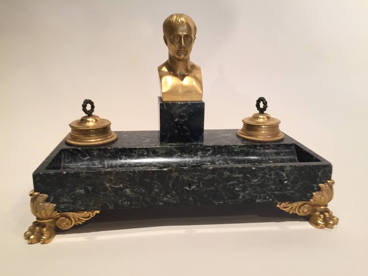 Inkwell Imposing Bust of Napoleon, Paris Napoleon III Period Circa 1850
Impressive inkwell Empire style of Empire, composed of massive sea green marble and gilded bronze. Nice work base of four lion paws feet, decorated on the front of a palm leaf