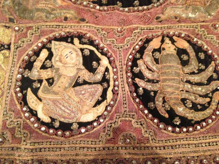 Fine Indian Embroidery Signs of the Zodiac In Excellent Condition In Isle sur la Sorgue, Provence