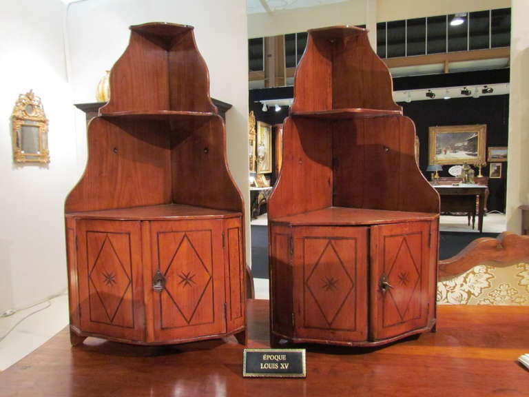 Pair of curved corners to suspend solid birch.
Model has two doors inlaid Maltese cross surmounted by shelves.
Closure system has bolts origins.
Rare pair.
Dauphiné 1750