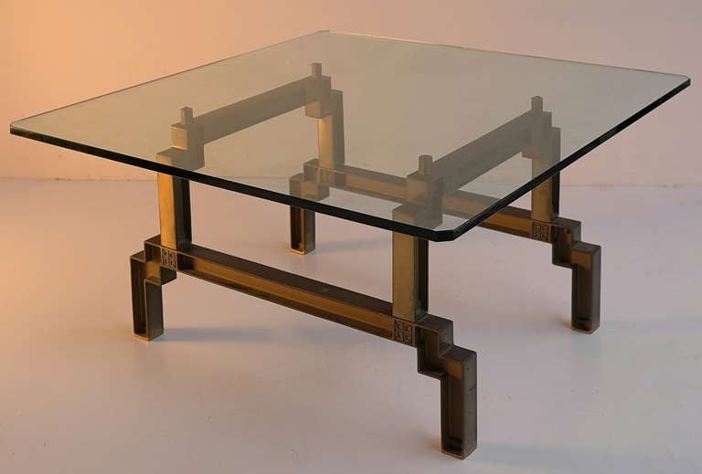 Bronze and glass sculptural coffee table by Peter Ghyczy

Height: 45cm
Glass:  top 89x86,5cm
Base: 50x70cm