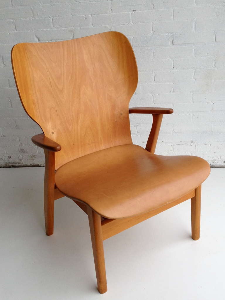 Tapiovaara Domus leather and plywood armchair designed in 1948 by Keravan Puuteolisuus Oy Kerava Finland.