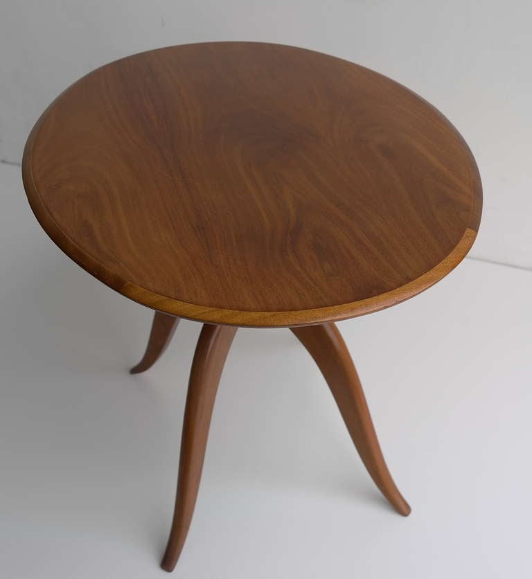 Elegant wooden oval Italian side table 1960s In Excellent Condition For Sale In Den Haag, NL