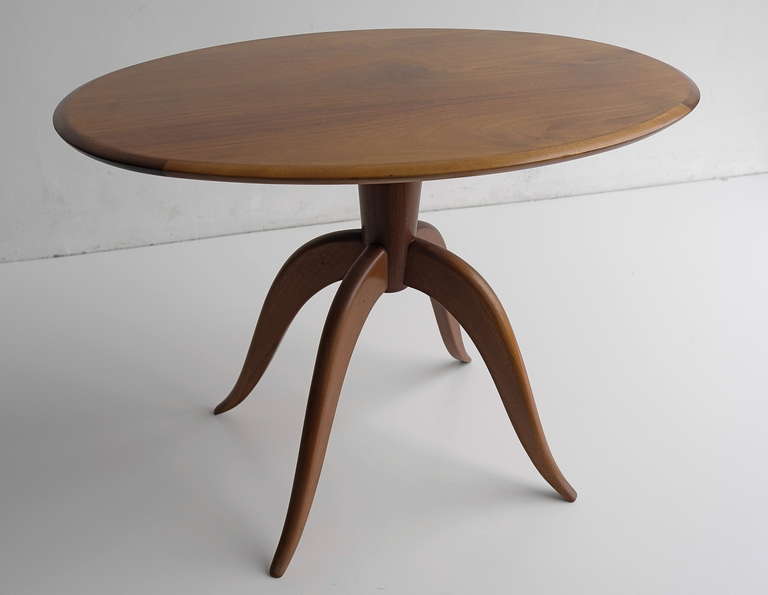 Elegante mesa auxiliar italiana ovalada de madera años 60 en venta 2