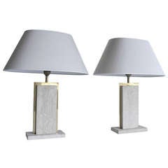 Paire de lampes de table sculpturales en travertin et laiton