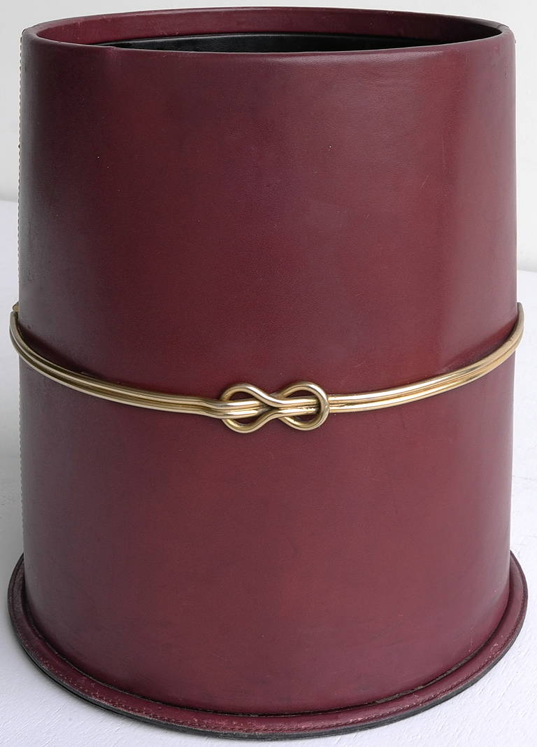 Gucci sling leather trash can, 1970s
Red bordeaux sling leather with a brass Gucci logo
Marked underneath the bottom.