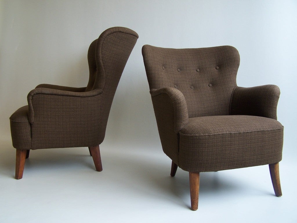 Two armchairs by Theo Ruth for Artifort.
Rare heigh and low model both with wool brown jersey upholstery.

Heigh chair: 95cm height, 75cm lenght, 68 cm depth
Low chair: 82cm height, 68cm lenght, 63 cm depth