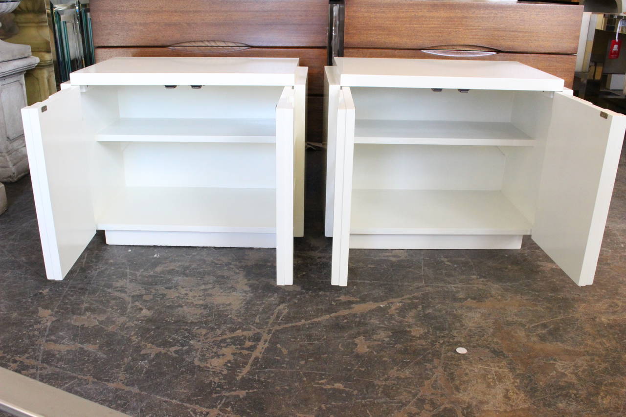 Pair of White Lacquer Brutalist Nightstands by Lane In Excellent Condition In Dallas, TX