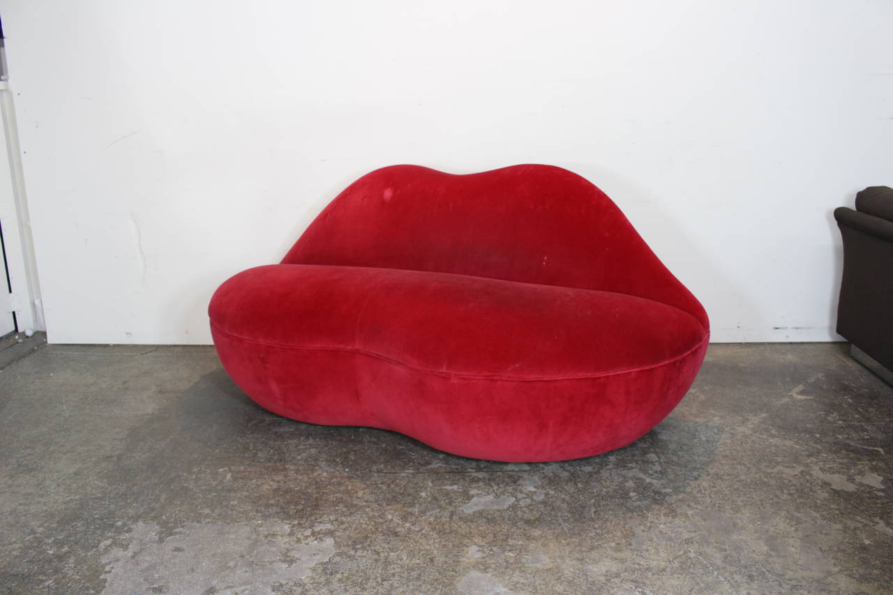 red lips sofa