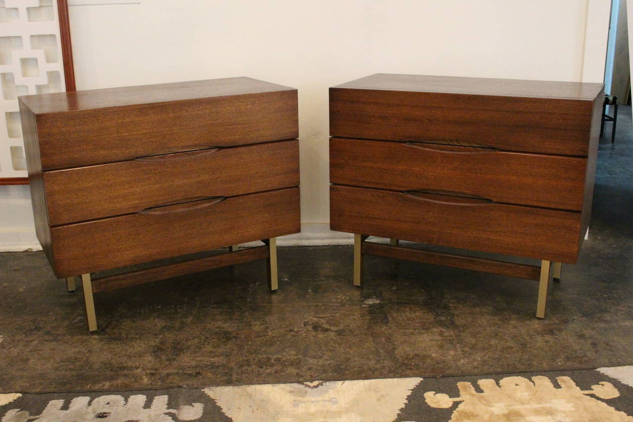 Mid-Century Modern Pair of Mahogany Nightstands by American of Martinsville