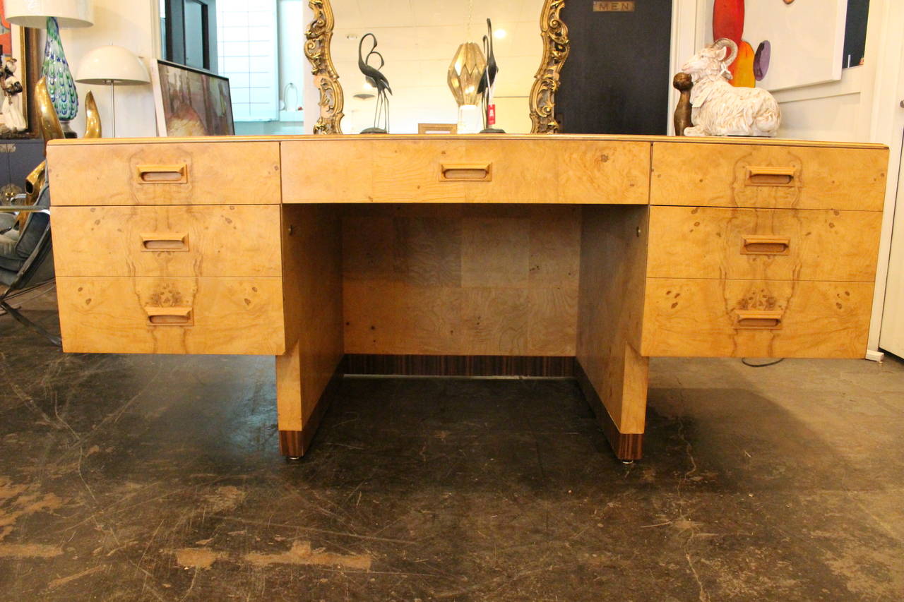 Burl wood executive desk by Henredon. Desk has 5 drawers with two of them being file drawers with locks. Drawers fully extend out the full length of desk with ample storage.

dimensions: 70