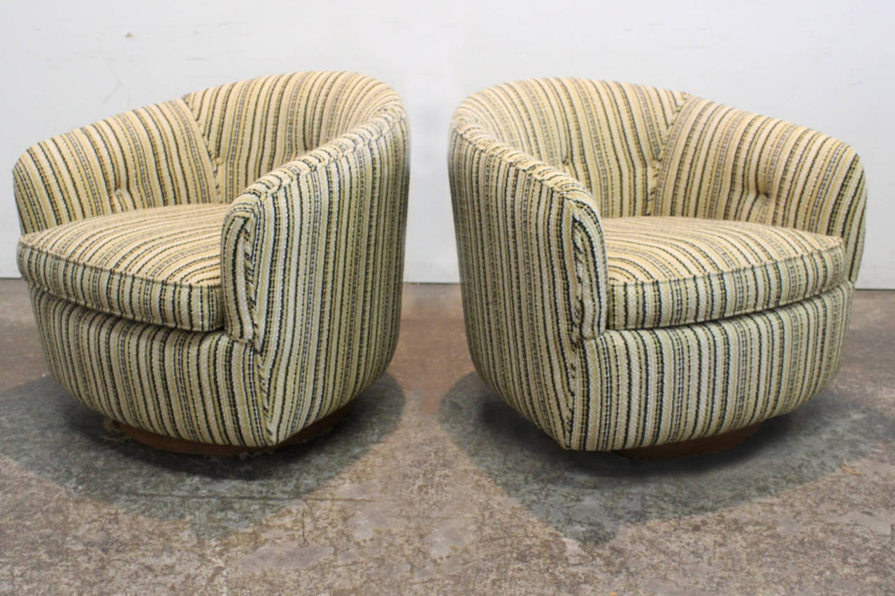 Pair of Milo Baughman swivel tub chairs, in neutral upholstery. Would recommend new upholstery. Chairs have teak plinth bases.

Dimensions: 27