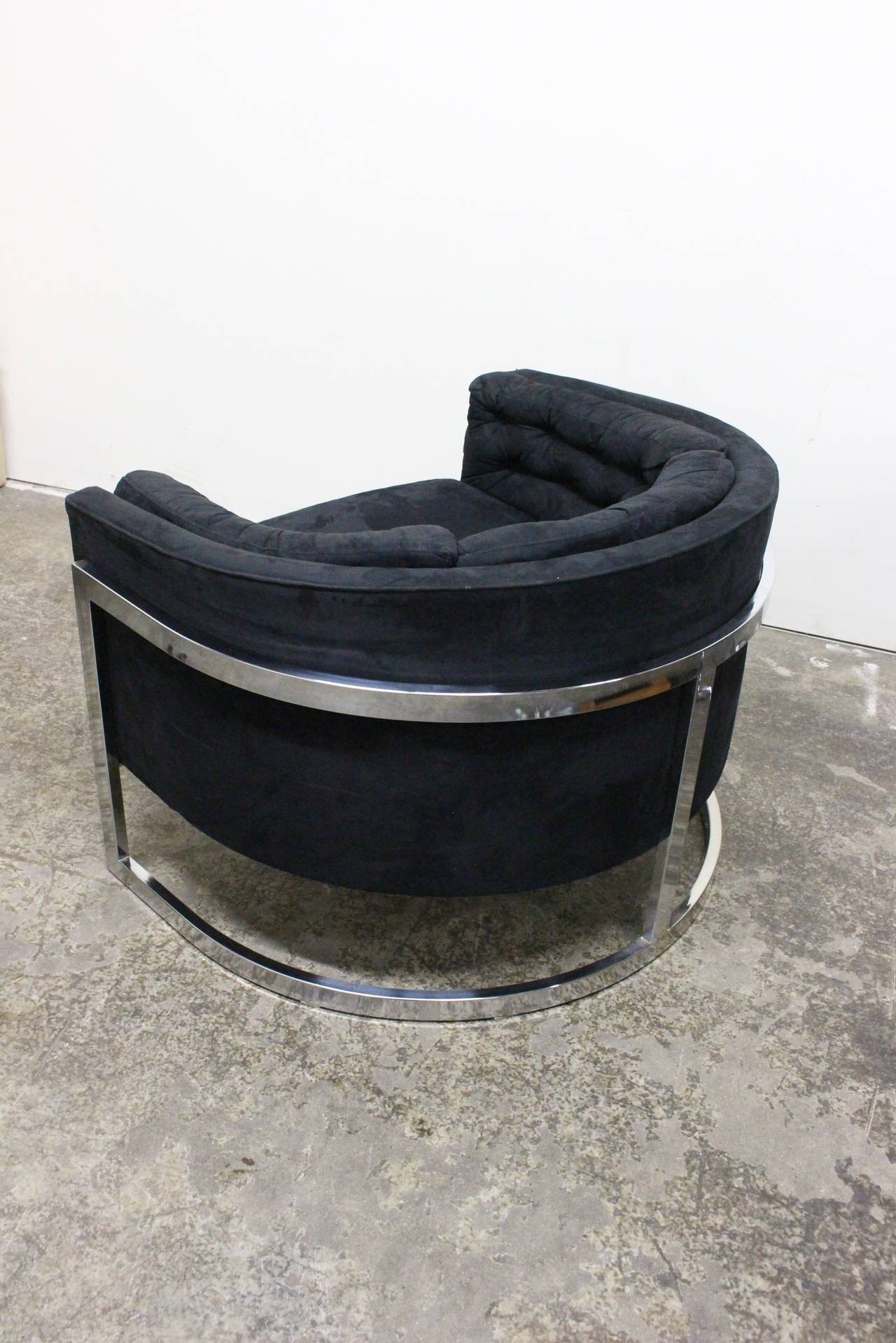 Pair of Monumental Scale Cantilevered Tub Chairs in the style of Milo Baughman  In Good Condition In Dallas, TX