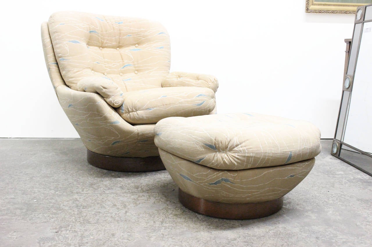 Swivel Lounge Chair and Ottoman In Good Condition In Dallas, TX