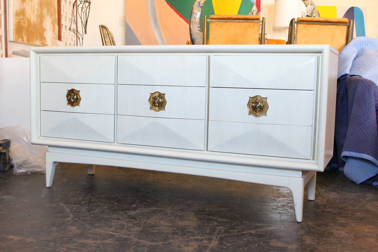 Diamond front dresser by United Furniture. Nine drawers with brass hardware, circa 1960s.

Dimensions: 62