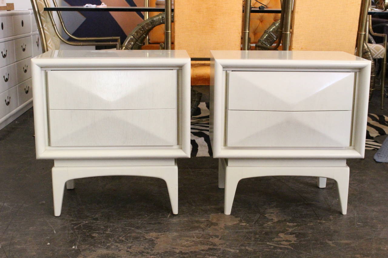 Pair of diamond front nightstands by United Furniture. Each with two drawers with metallic accents.

Dimensions: 23