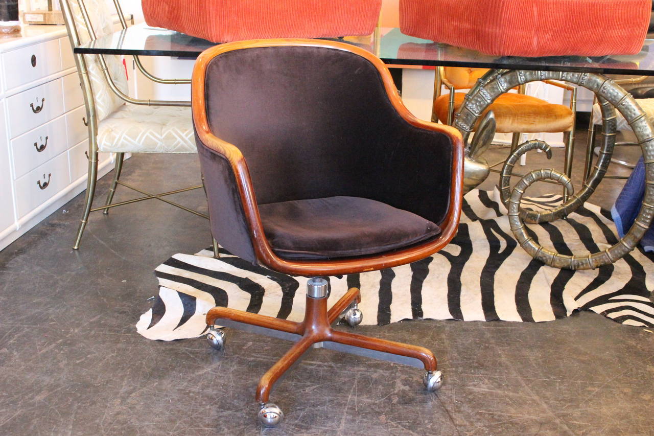 Single brown velvet desk chair by Ward Bennett for Bickell, circa 1970s.

Dimensions: 25.5