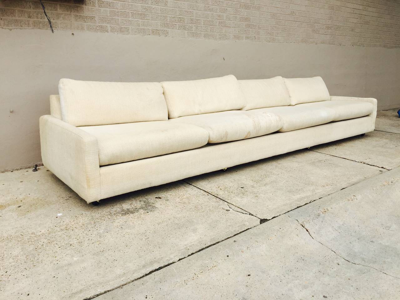 12 feet cream color sofa with casters in the style of Milo Baughman. Study frame. Does need to be upholstered, circa 1970s.

Dimensions: 144