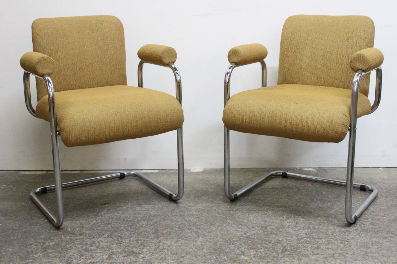 Pair of occasional chairs by Guido Faleschini for Mariani. These vintage Italian chairs are designed with a sleek chrome cantilevered frame with golden yellow linen type upholstery. circa 1970s.

Dimensions: 23