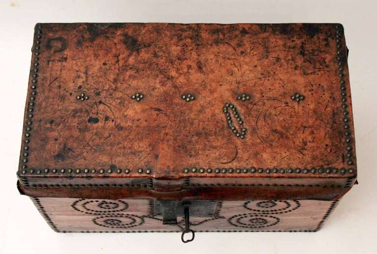 Early 19th Century Leather Trunk For Sale 2