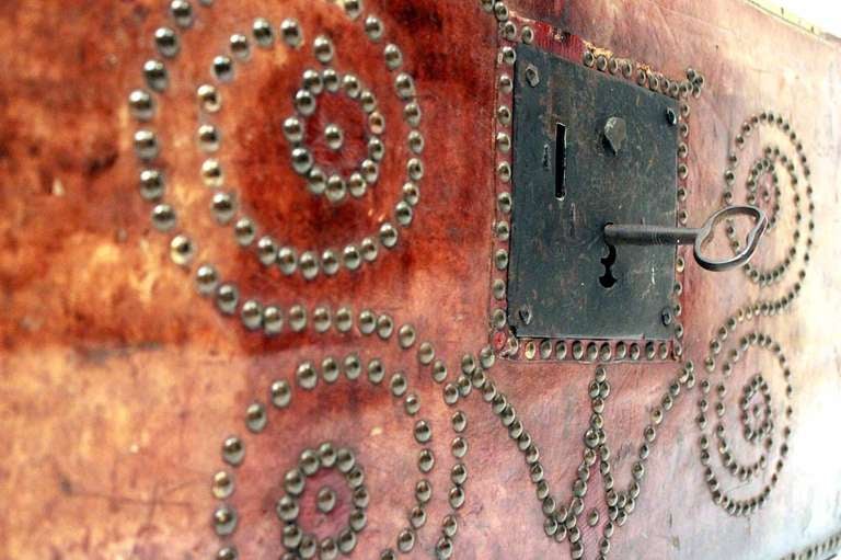 Early 19th Century Leather Trunk For Sale 3