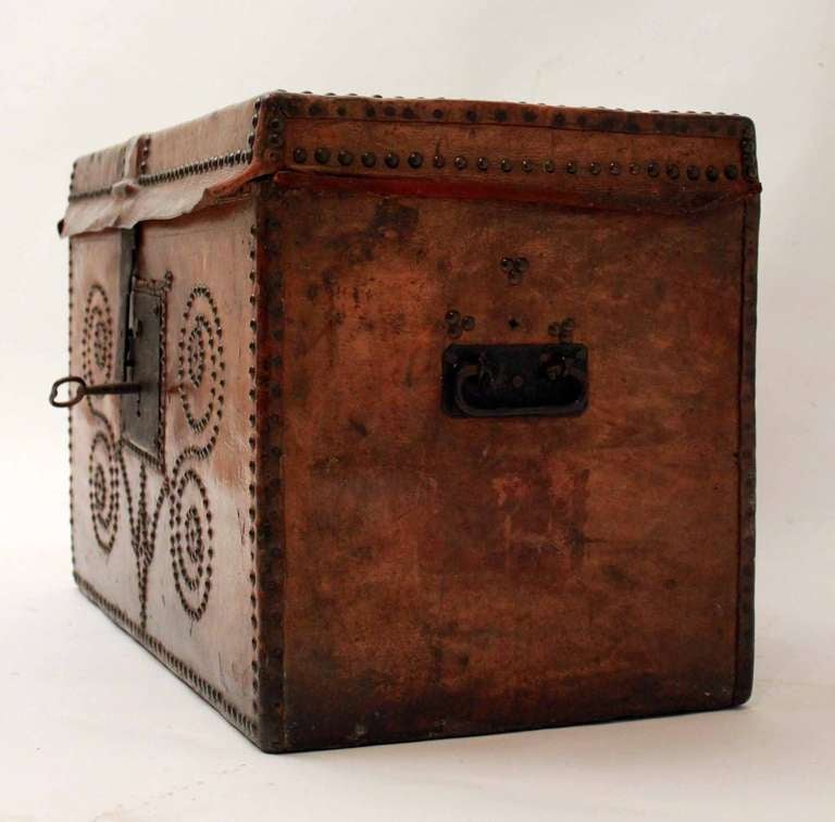 Early 19th Century Leather Trunk For Sale 4
