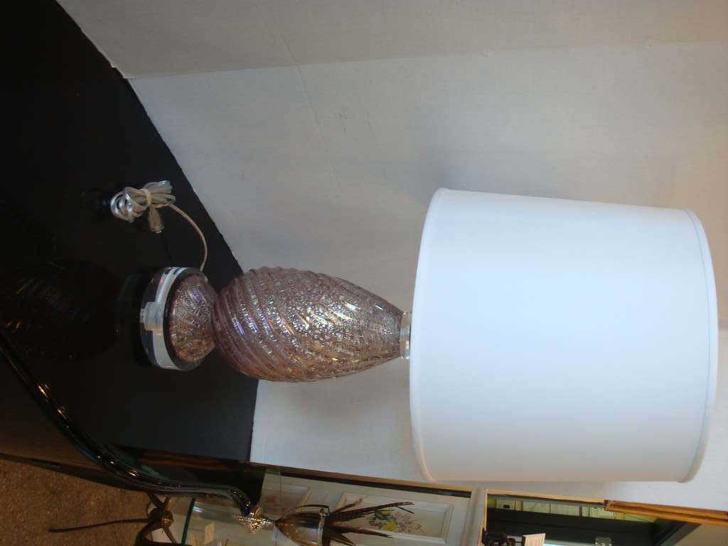 Il s'agit d'une lampe vintage en verre de Murano de couleur lavande sur une base en Lucite.