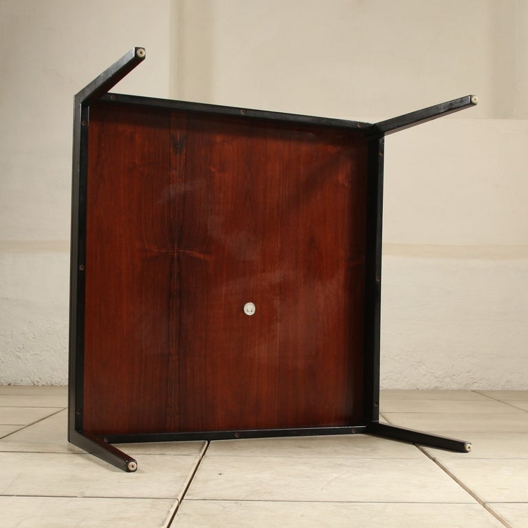 Sleek and modern 1950's coffeetable designed by George Nelson and produced by Herman Miller. The table can also be used as side table.

Nice black wooden frame with brown grainy wooden top.

In very good condition.The table has it's original