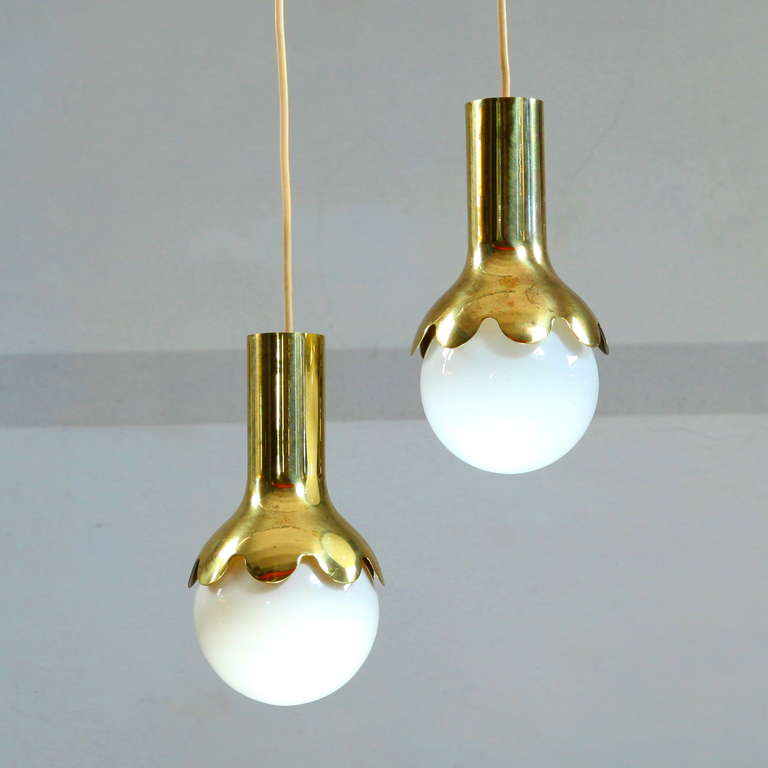 Set of 2 Hans-Agne Jakobsson Copper Pendants for Markaryd.
Beautiful brass structure and big lampbulb.
In mint condition.
Dimensions of the lamp =27x21.Hheight is adjustable.
