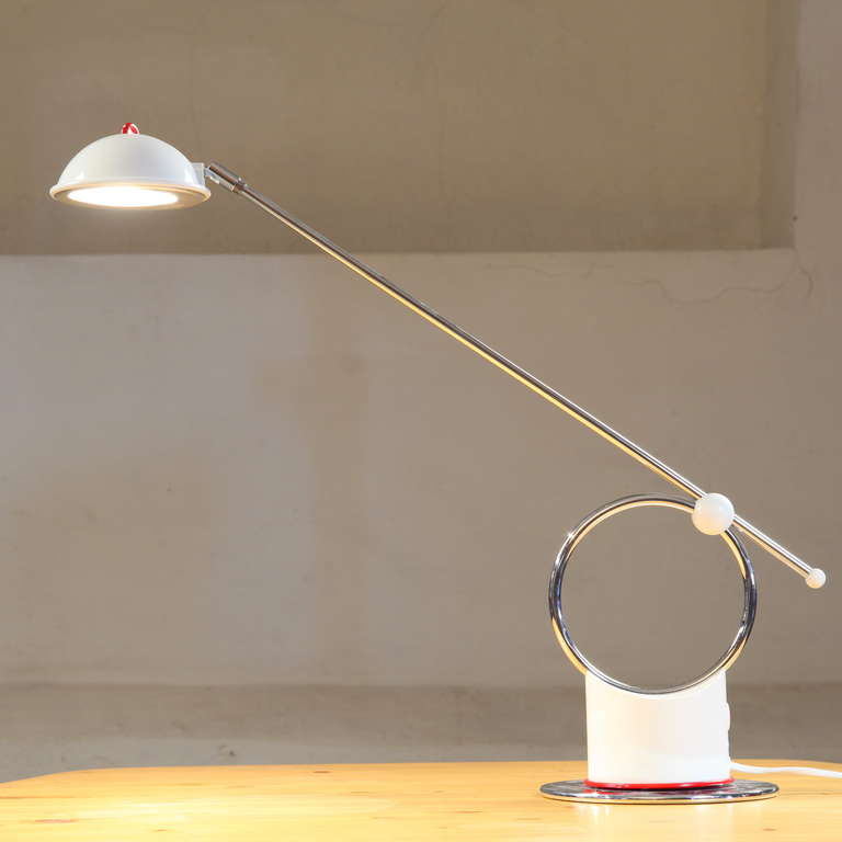 Modernist 1980's table/desk lamp by A&E Design.
Can swivel in any direction.Great chrome finish with red detailing.
Offers great lighting on your desk /table or sideboard.