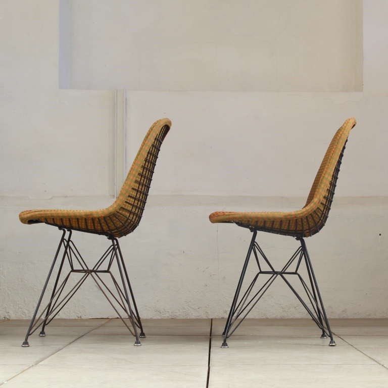 Early Eames DKR wire chairs with 'Girard' fabric In Good Condition In Antwerp, BE