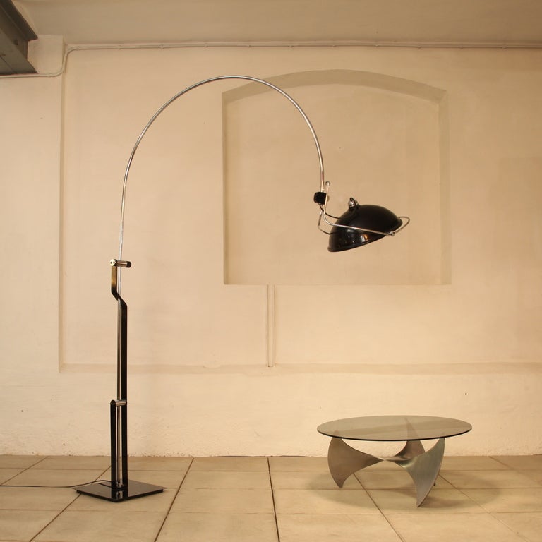 Beautiful 'Arc' floorlamp manufactured between 1970 and 1980.

Chrome tubular arm,black lacquered metal base and shades.Shade is adjustable in all directions: up or downlighting.

Stunning original piece of lighting.

Shade W:35cm