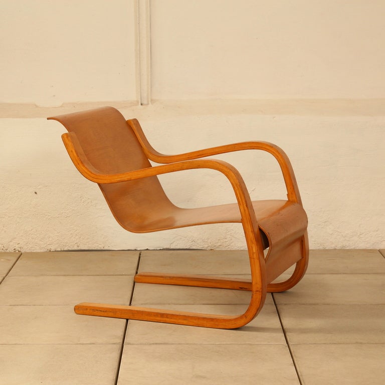 Aalto's lounge chair 31 is the first chair design utilizing laminated plywood in a cantilevered structure.

A fine early example of this chair form.
Curly grain birch, bent and laminated birch.

Real museum quality. In fantastic original condition
