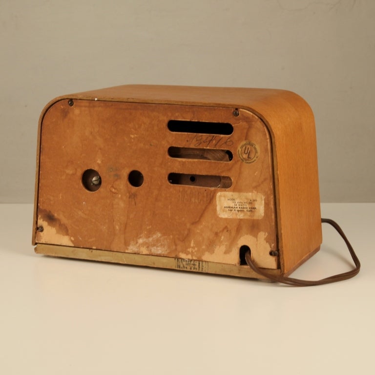  Extremely rare radio designed by Ray and Charles Eames, working on 25 W.

Original labels, in working (US voltage) condition.

