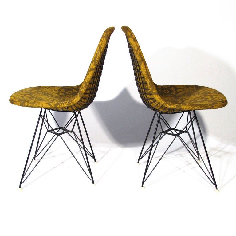 Mid-Century Modern Pair of Eames Eiffel DKR Chairs For Sale