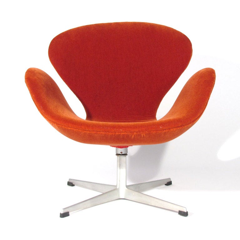 Arne Jacobsen Swan Chairs In Excellent Condition For Sale In Baltimore, MD