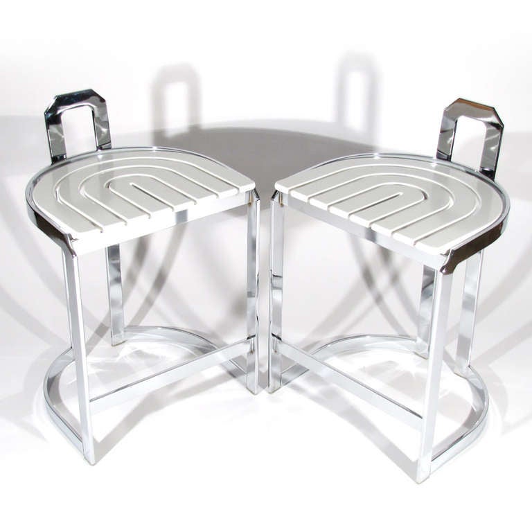 Brilliant pair heavy flat bar chrome barstools with unusual white lacquered seats. 

Excellent condition. Please call Eddy at 410.299.9147 for detailed condition report, shipping inquiries, or with any general questions.

Services we provide:
1