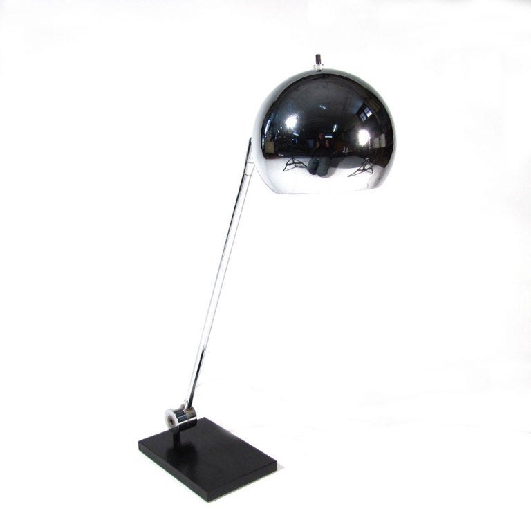 Adjustable 1960's Robert Sonneman chrome ball table or desk lamp with heavy black cast iron base. The is the rare table size of this lamp.

Fine condition.
