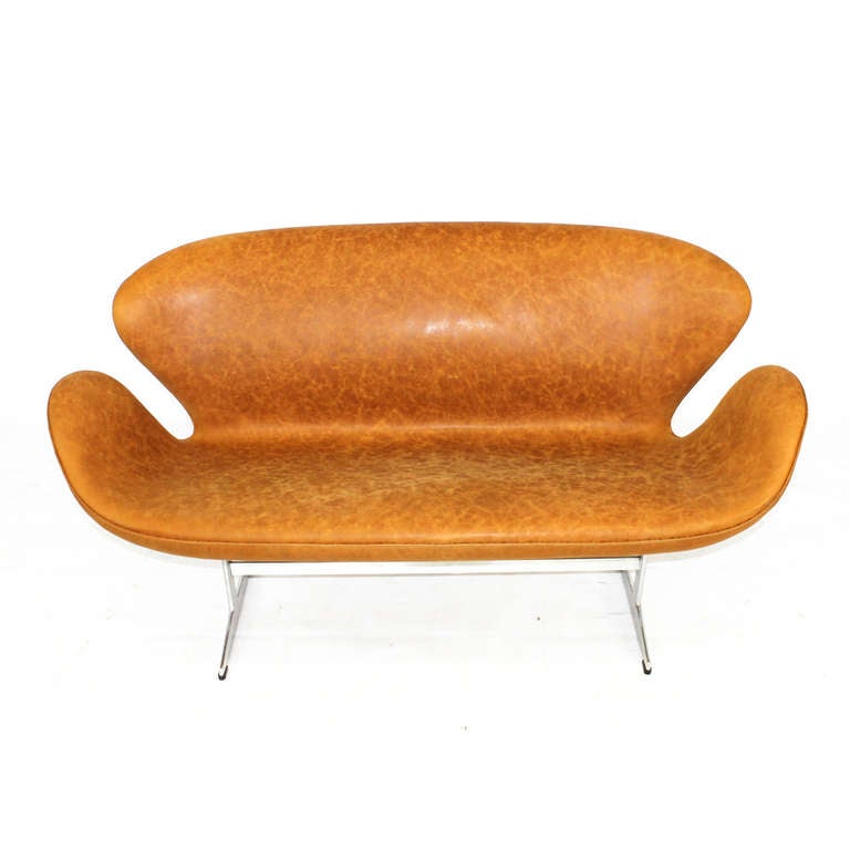 Classic Arne Jacobsen for Fritz Hansen swan sofa. First designed by Arne Jacobsen for the Grand Hotel in Copenhagen, the SAS Royal Hotel in 1958. Newly re-upholstered in a high-quality deep rich 