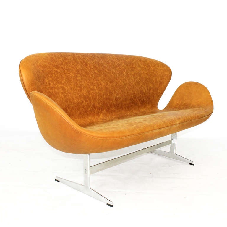 Mid-Century Modern Arne Jacobsen Swan Sofa For Sale