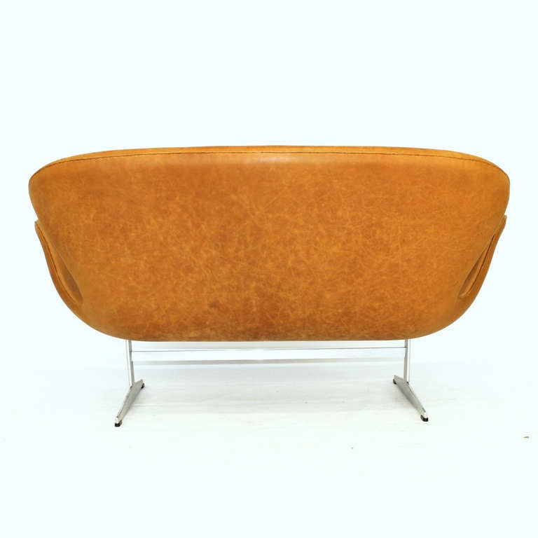 Mid-20th Century Arne Jacobsen Swan Sofa For Sale