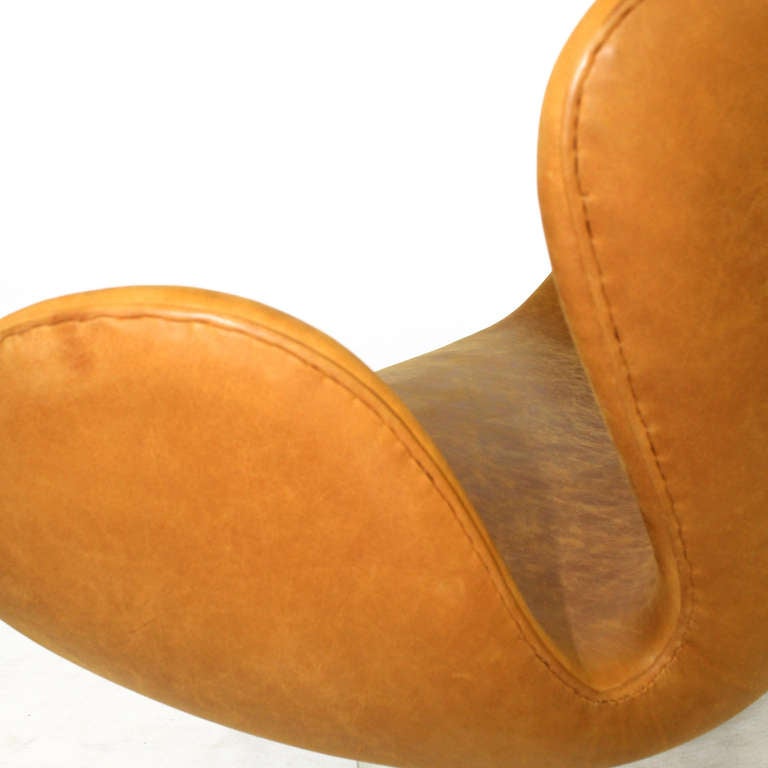 Arne Jacobsen Swan Sofa For Sale 1