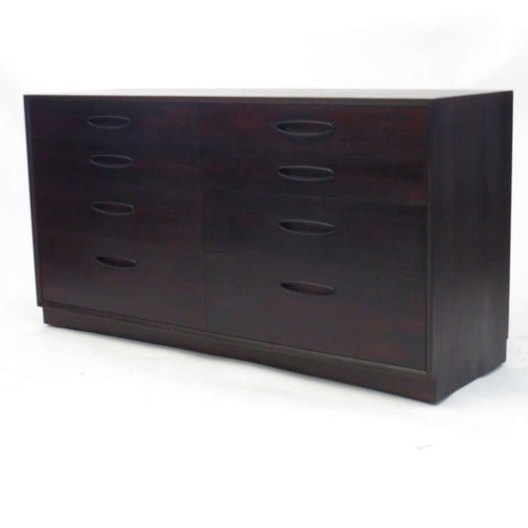 Mid-Century Henredon graduated eight drawer dresser finished in deep espresso glaze. Case and recessed oval pulls in mahogany. Concave base.

Restored. Satin lacquer finish.