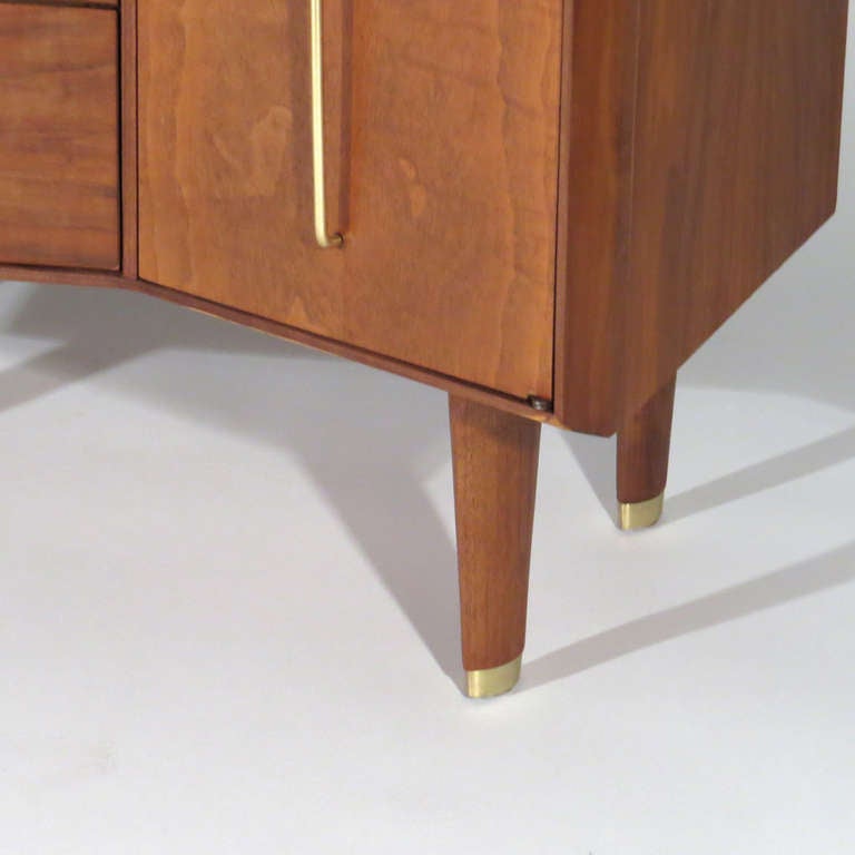 Hobey Helen Nightstands In Excellent Condition For Sale In Baltimore, MD