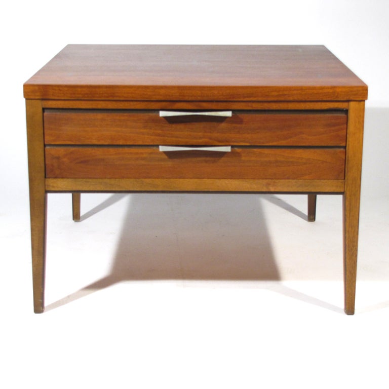 Handsome end table from Lane's hard to find Tuxedo line. Deep walnut with rosewood bow tie and ebony pin stripe inlay, accented by long cat aluminum pulls with black sides and tops. Nice size. 

Excellent condition.