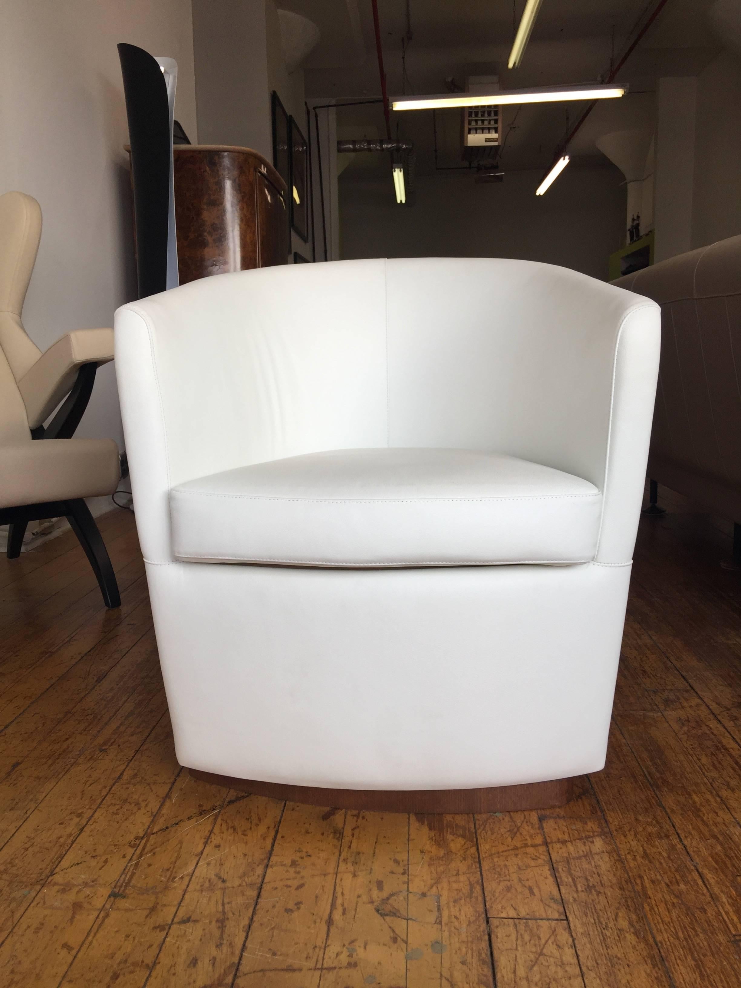 Modern Italian Designer Lounge Chair, White Leather and Walnut Wood, Italy For Sale 7