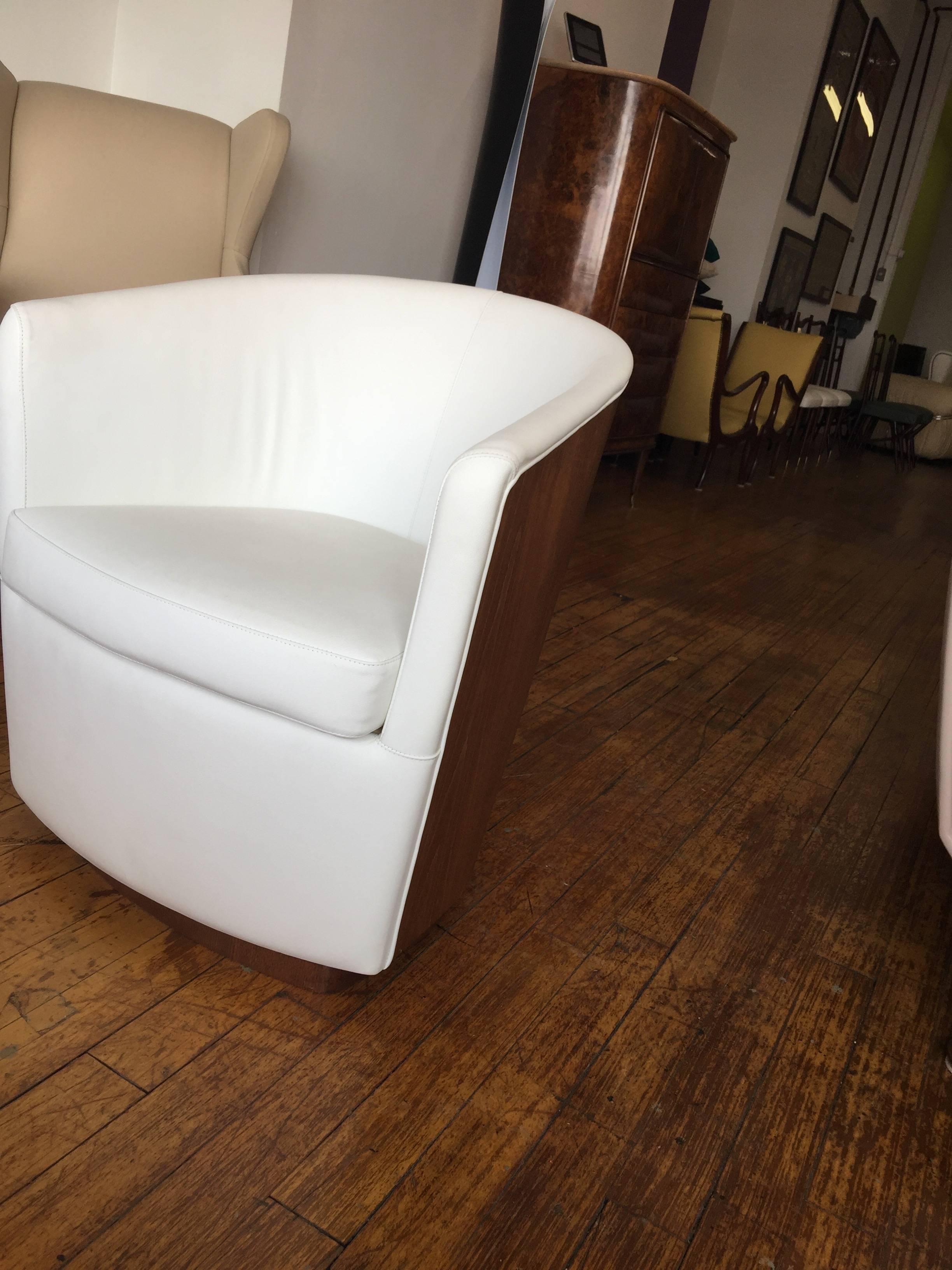 Modern Italian Designer Lounge Chair, White Leather and Walnut Wood, Italy For Sale 8