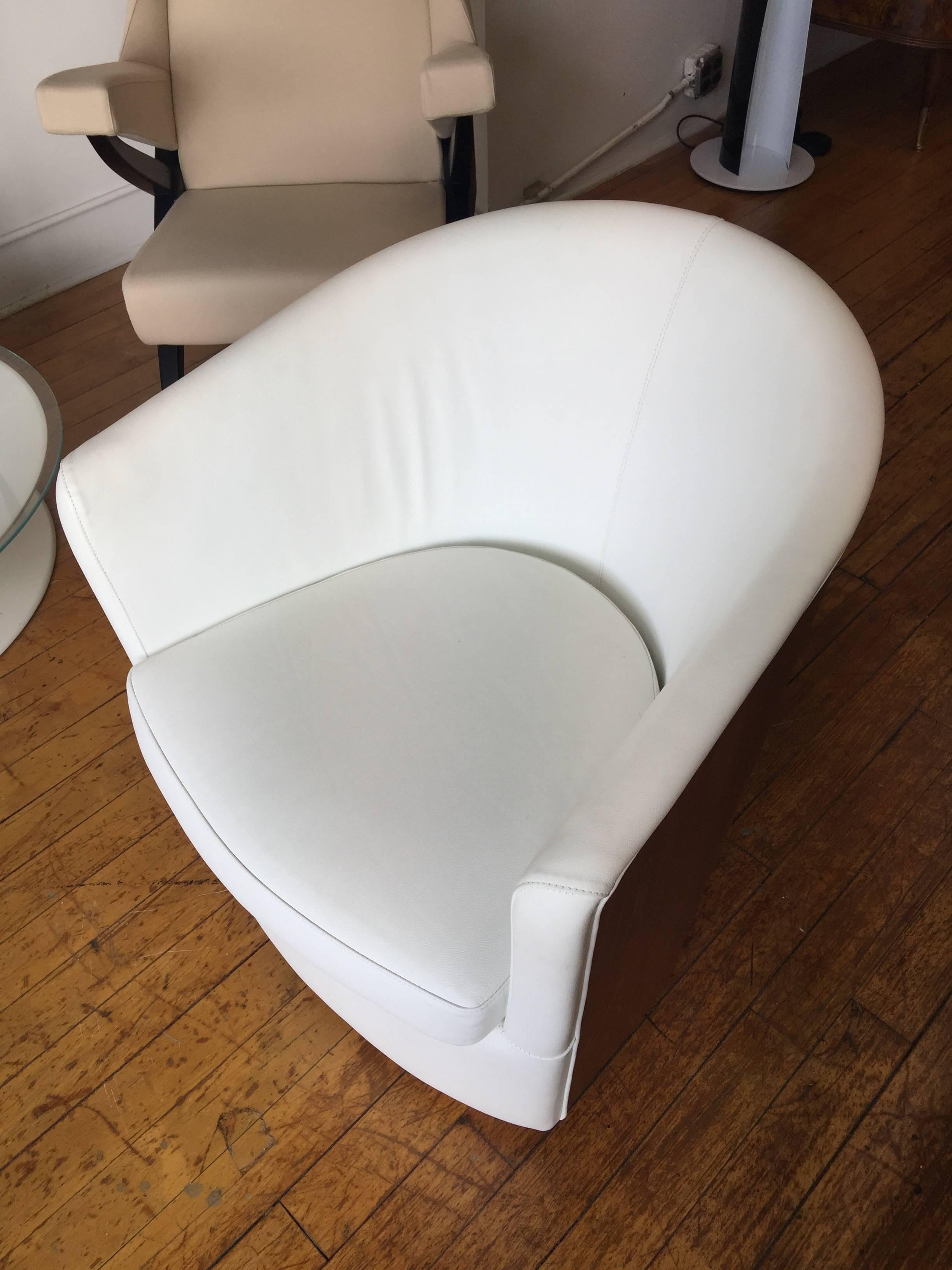 Modern Italian Designer Lounge Chair, White Leather and Walnut Wood, Italy For Sale 9